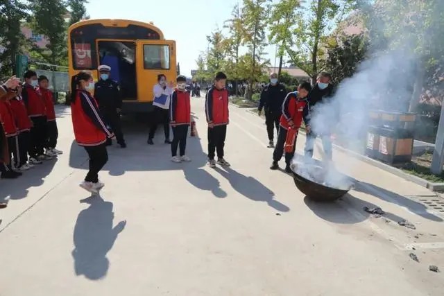 以練為戰 防患未然|棲霞交警開展校車安全演練活動 以練為戰 防患未然|棲霞交警開展校車安全演練活動