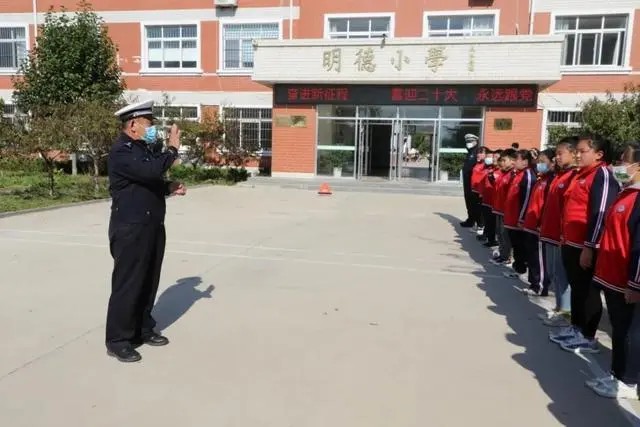 以練為戰 防患未然|棲霞交警開展校車安全演練活動 以練為戰 防患未然|棲霞交警開展校車安全演練活動