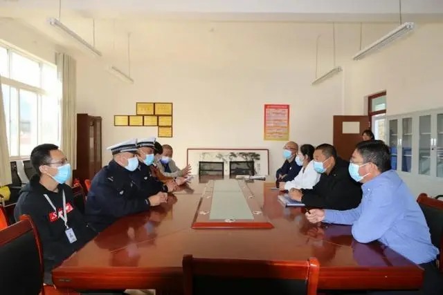 以練為戰 防患未然|棲霞交警開展校車安全演練活動 以練為戰 防患未然|棲霞交警開展校車安全演練活動