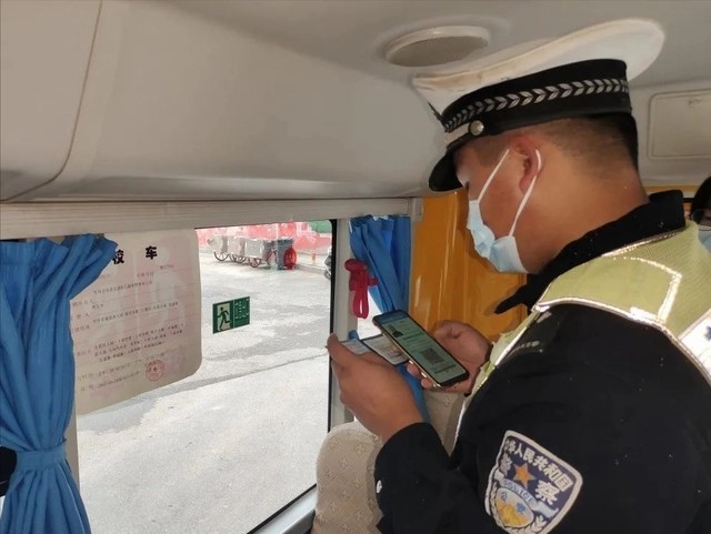 嚴把校車安全關 護航平安上學路 嚴把校車安全關 護航平安上學路