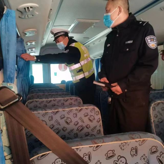 子洲交警聯合縣教體局開展校車“體檢”工作 圖片