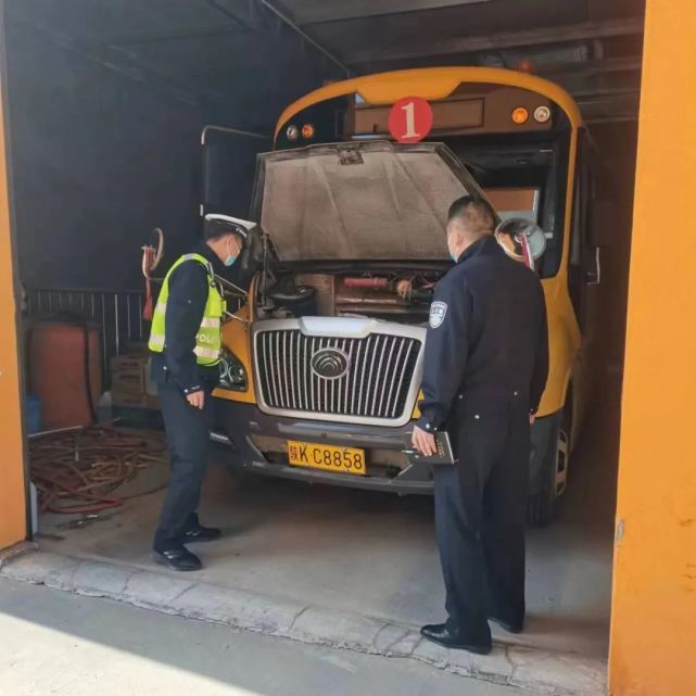 子洲交警聯合縣教體局開展校車“體檢”工作 圖片