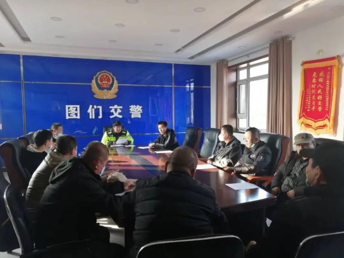 圖們公安交警開展校車駕駛員冬季交通安全教育培訓/ 圖們公安交警開展校車駕駛員冬季交通安全教育培訓