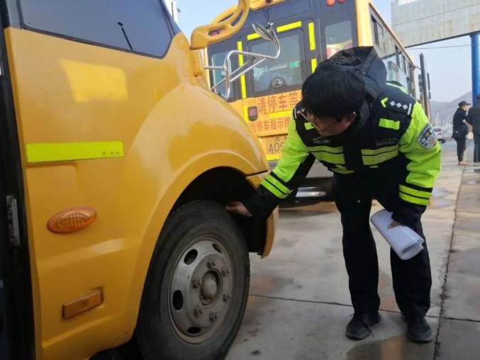 圖們公安交警開展校車駕駛員冬季交通安全教育培訓/ 圖們公安交警開展校車駕駛員冬季交通安全教育培訓