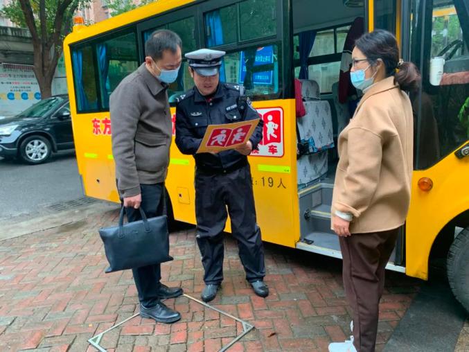 開展校車“體檢” 筑牢安全防線 開展校車“體檢” 筑牢安全防線