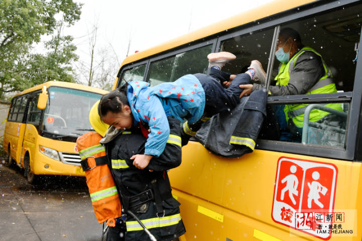 長興:模擬校車“追尾” 緊急疏散逃生 TYF_9299-1.jpg