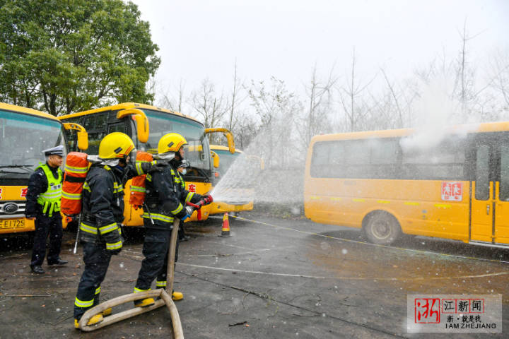 長興:模擬校車“追尾” 緊急疏散逃生 TYF_9377-1.jpg
