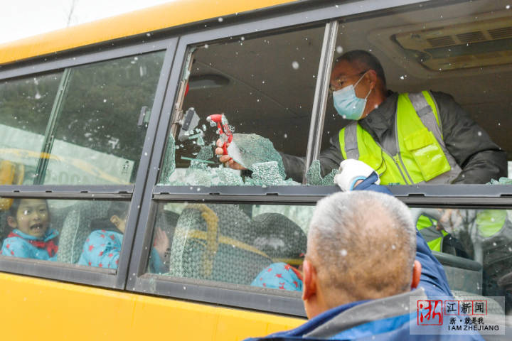 長興:模擬校車“追尾” 緊急疏散逃生 TYF_9203-1.jpg