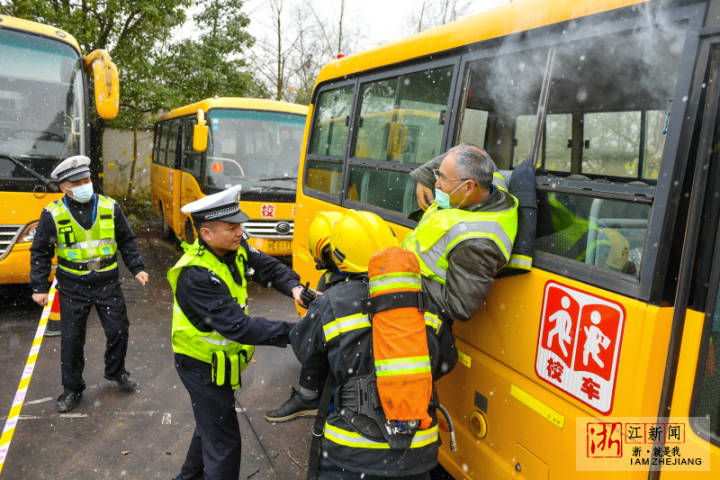 長興:模擬校車“追尾” 緊急疏散逃生 TYF_9369-1.jpg