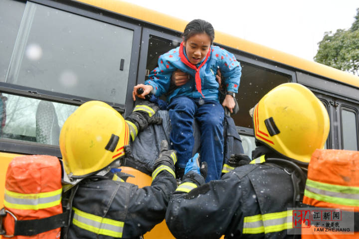 長興:模擬校車“追尾” 緊急疏散逃生 TYF_9308-1.jpg