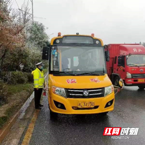 桂陽交警擰緊“安全閥” 筑牢校車安全防線 圖片