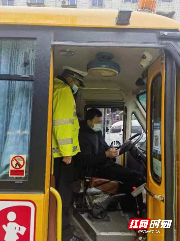 桂陽交警擰緊“安全閥” 筑牢校車安全防線 圖片