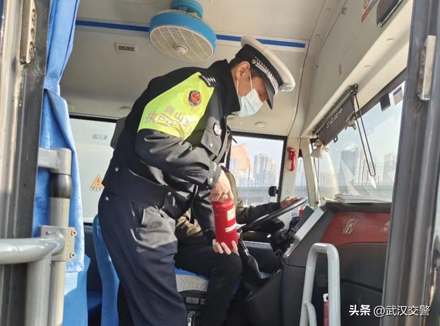 校車集中“體檢”保安全:武漢青山交警組織全區校車開展春季開學安全大檢查 校車集中“體檢”保安全:武漢青山交警組織全區校車開展春季開學安全大檢查