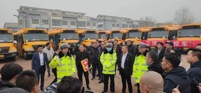 三河交警為139輛校車舉行“身份證”發放儀式 三河交警為139輛校車舉行“身份證”發放儀式