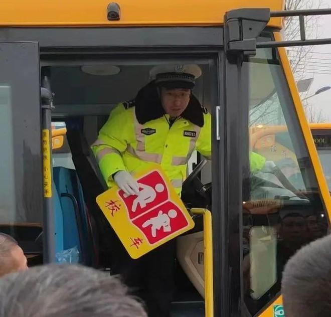 三河交警為139輛校車舉行“身份證”發放儀式 三河交警為139輛校車舉行“身份證”發放儀式