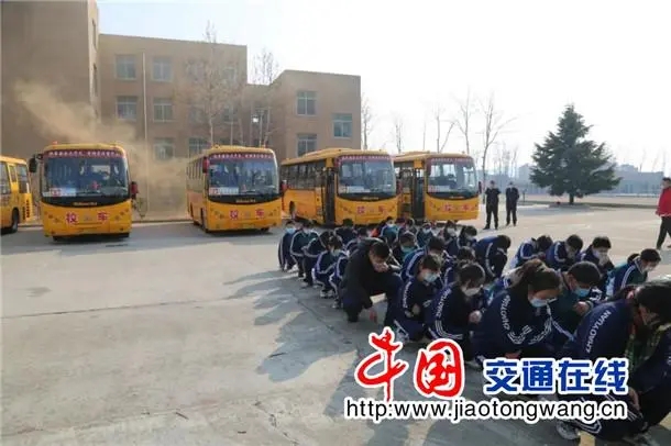 山東招遠市多部門聯動開展校車安全應急演練/ 山東招遠市多部門聯動開展校車安全應急演練