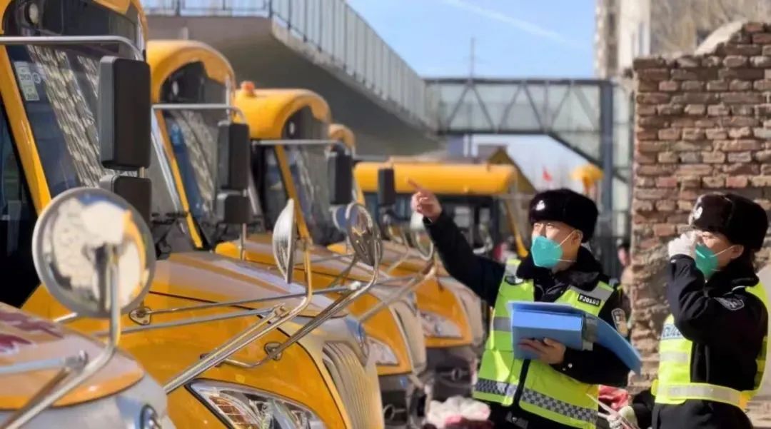 青城交警開(kāi)展校車(chē)安全檢查/ 青城交警開(kāi)展校車(chē)安全檢查