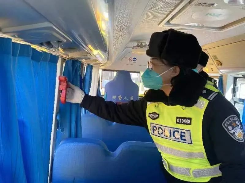 青城交警開(kāi)展校車(chē)安全檢查/ 青城交警開(kāi)展校車(chē)安全檢查