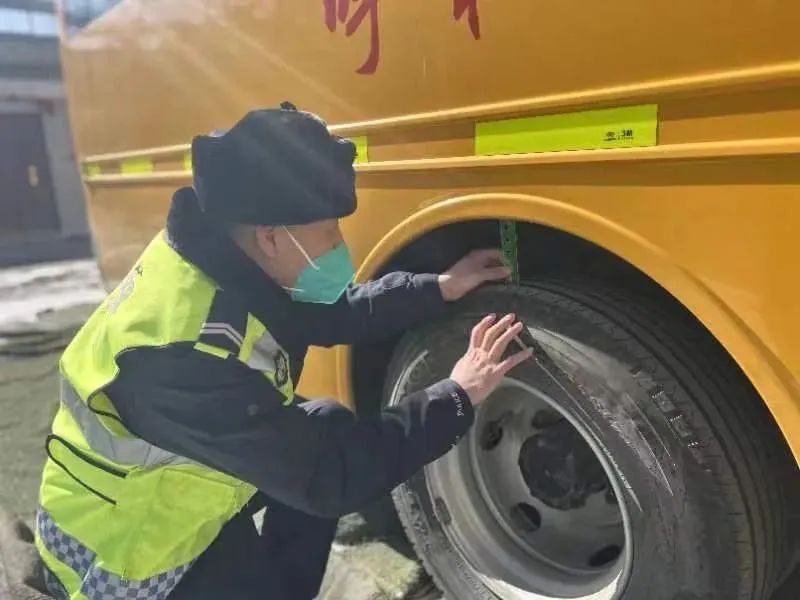 青城交警開(kāi)展校車(chē)安全檢查/ 青城交警開(kāi)展校車(chē)安全檢查