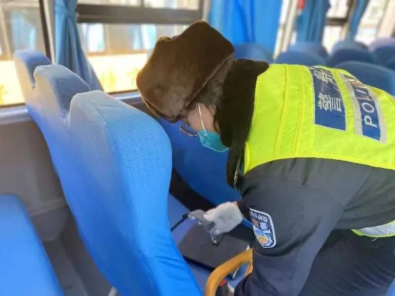 青城交警開(kāi)展校車(chē)安全檢查/ 青城交警開(kāi)展校車(chē)安全檢查