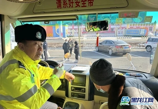 佳木斯市交警大隊開展校車專項檢查普法教育活動/ 佳木斯市交警大隊開展校車專項檢查普法教育活動