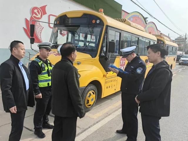 楊凌交警聯合多部門開展校車安全檢查/ 楊凌交警聯合多部門開展校車安全檢查