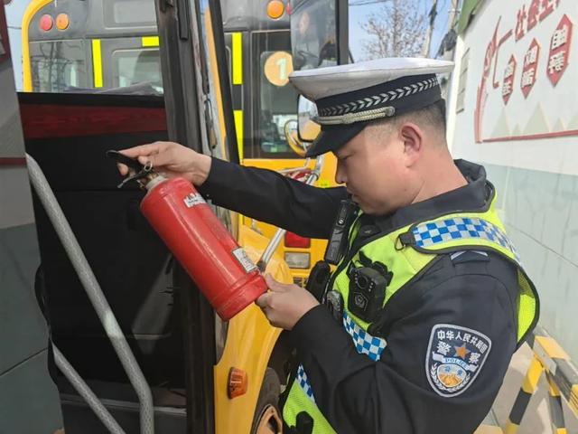 楊凌交警聯合多部門開展校車安全檢查/ 楊凌交警聯合多部門開展校車安全檢查