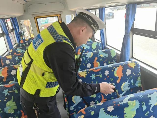楊凌交警聯合多部門開展校車安全檢查/ 楊凌交警聯合多部門開展校車安全檢查