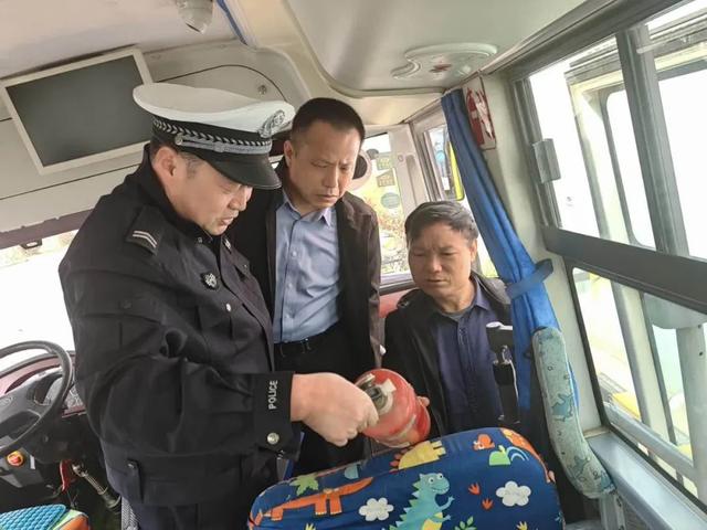 楊凌交警聯合多部門開展校車安全檢查/ 楊凌交警聯合多部門開展校車安全檢查