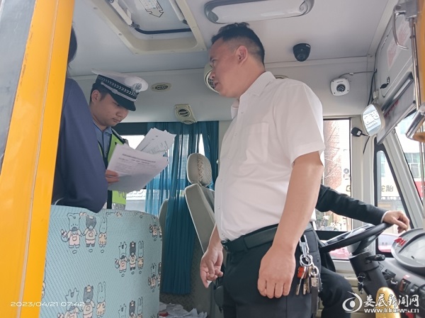 漣源市多部門聯(lián)合開展校車安全管理專項(xiàng)檢查/ 漣源市多部門聯(lián)合開展校車安全管理專項(xiàng)檢查
