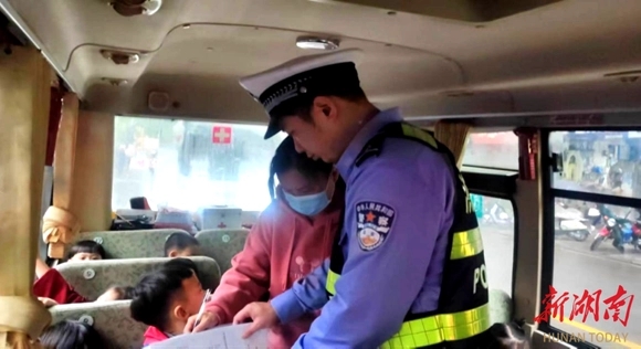 強化校車檢查 筑牢安全防線 強化校車檢查 筑牢安全防線