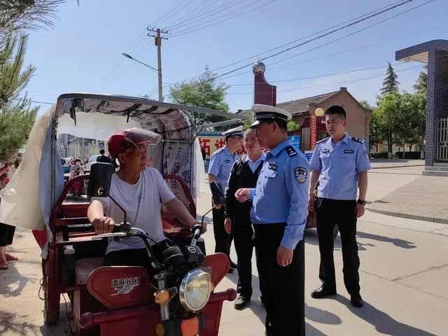 白水公安交警再掀接學(xué)車輛違法專項整治行動全力守護學(xué)生安全/ 白水公安交警再掀接學(xué)車輛違法專項整治行動全力守護學(xué)生安全