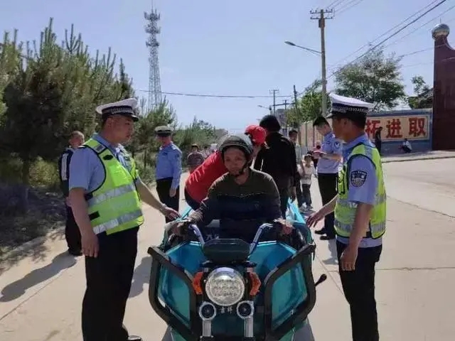 白水公安交警再掀接學(xué)車輛違法專項整治行動全力守護學(xué)生安全/ 白水公安交警再掀接學(xué)車輛違法專項整治行動全力守護學(xué)生安全