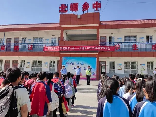 白水公安交警再掀接學(xué)車輛違法專項整治行動全力守護學(xué)生安全/ 白水公安交警再掀接學(xué)車輛違法專項整治行動全力守護學(xué)生安全