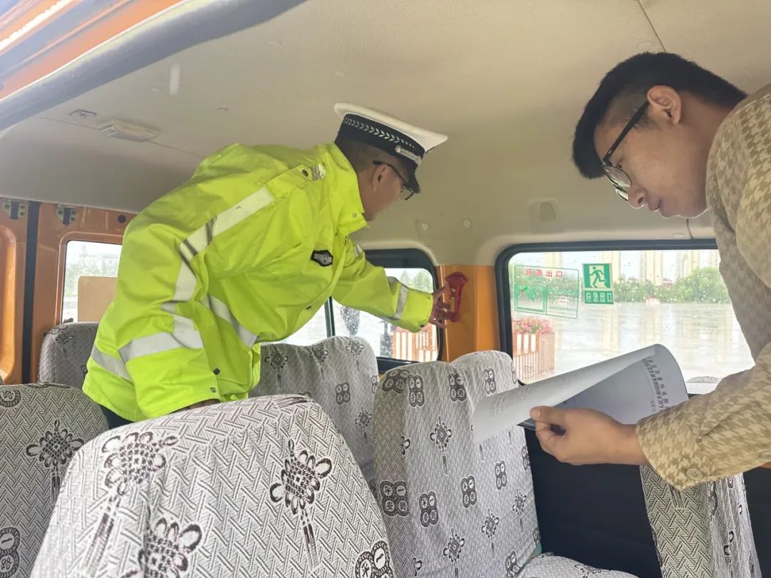 【道路交通安全整治年】擰緊校車“安全閥” 伊美公安開展校車安全大檢查 圖片