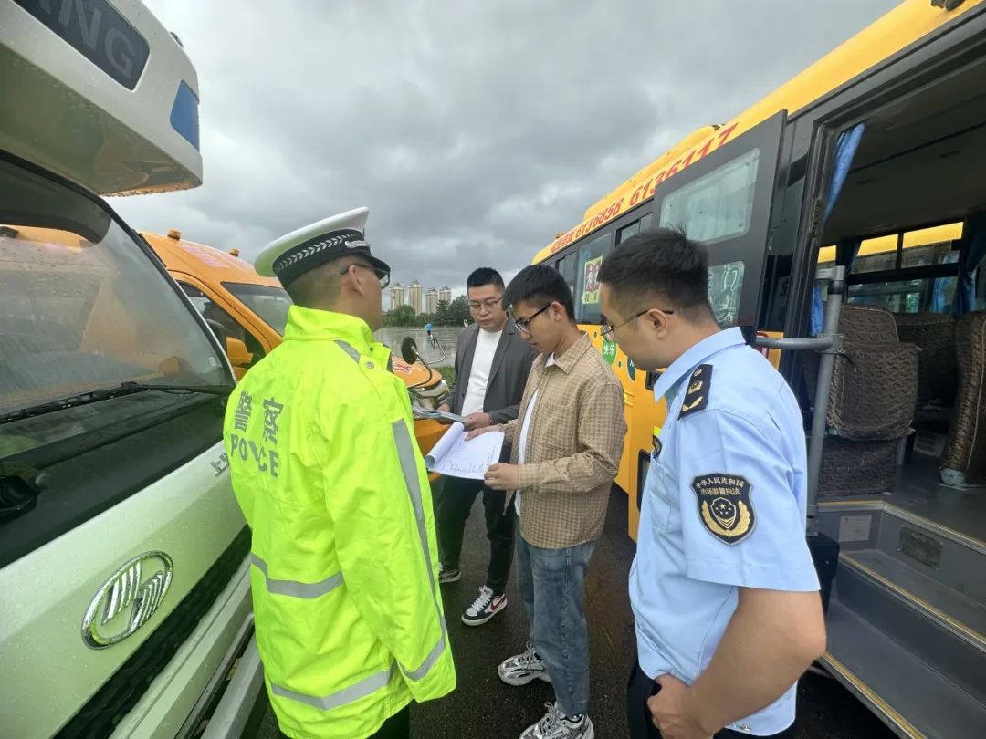 【道路交通安全整治年】擰緊校車“安全閥” 伊美公安開展校車安全大檢查 圖片