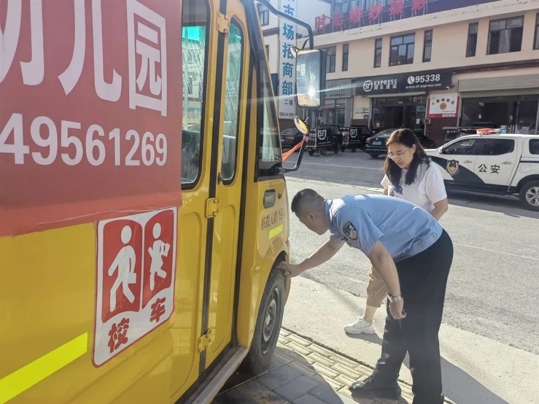 筑牢安全防線 交警二大隊開展校車檢查及宣傳活動 | 文明交通在行動 圖片