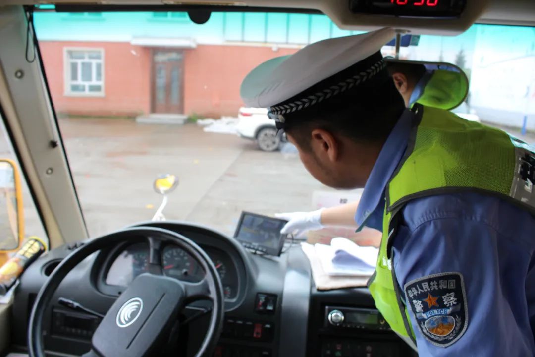 開學季 | 嘉蔭交警:開展校車安全檢查 嚴把校車安全關 圖片