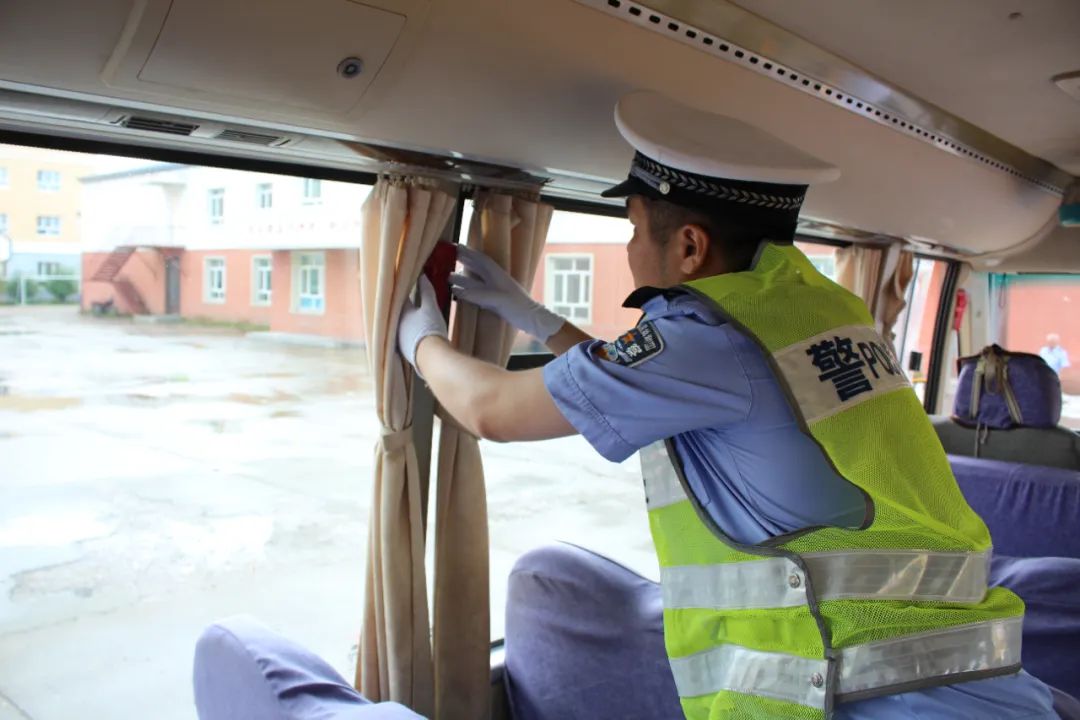 開學季 | 嘉蔭交警:開展校車安全檢查 嚴把校車安全關 圖片