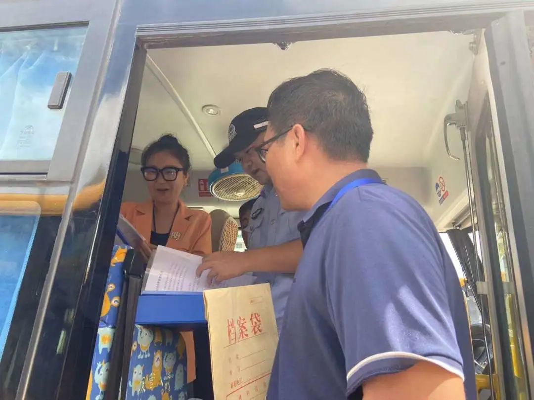擰緊“安全閥”|天涯區教育局聯合相關部門開展校車安全檢查 圖片