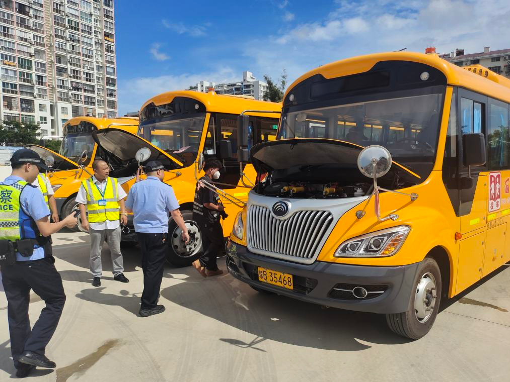 擰緊“安全閥”|天涯區教育局聯合相關部門開展校車安全檢查 圖片