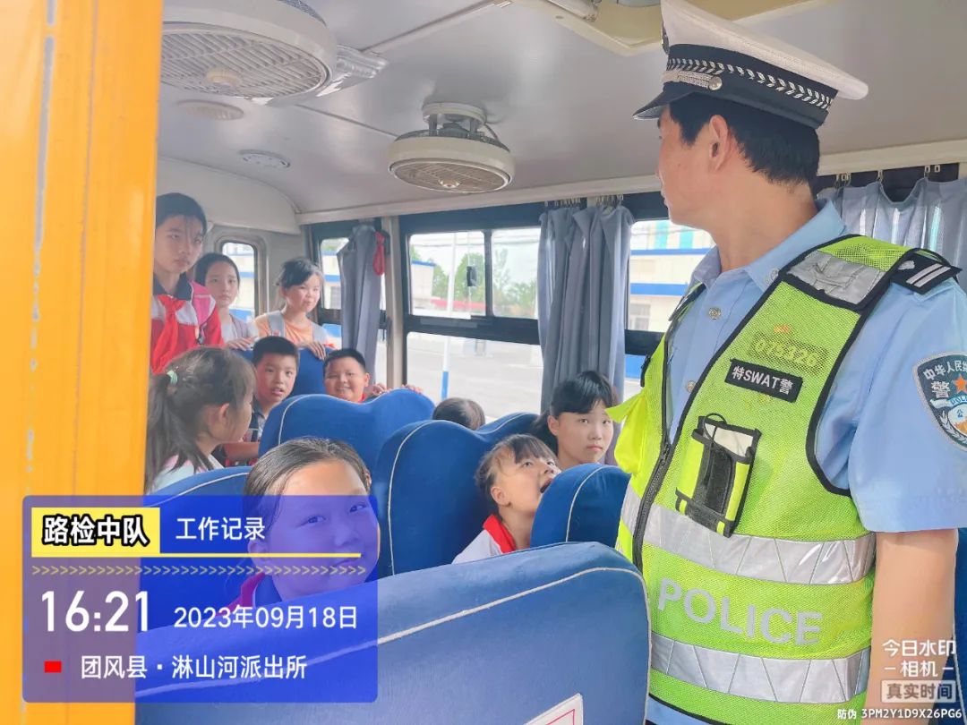 校車安全無小事!團(tuán)風(fēng)交警開展校車駕駛?cè)恕懊鎸?duì)面”安全宣傳教育 圖片