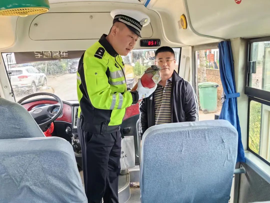 望奎交警大隊開展校車安全大檢查 護航平安往返校園路 圖片