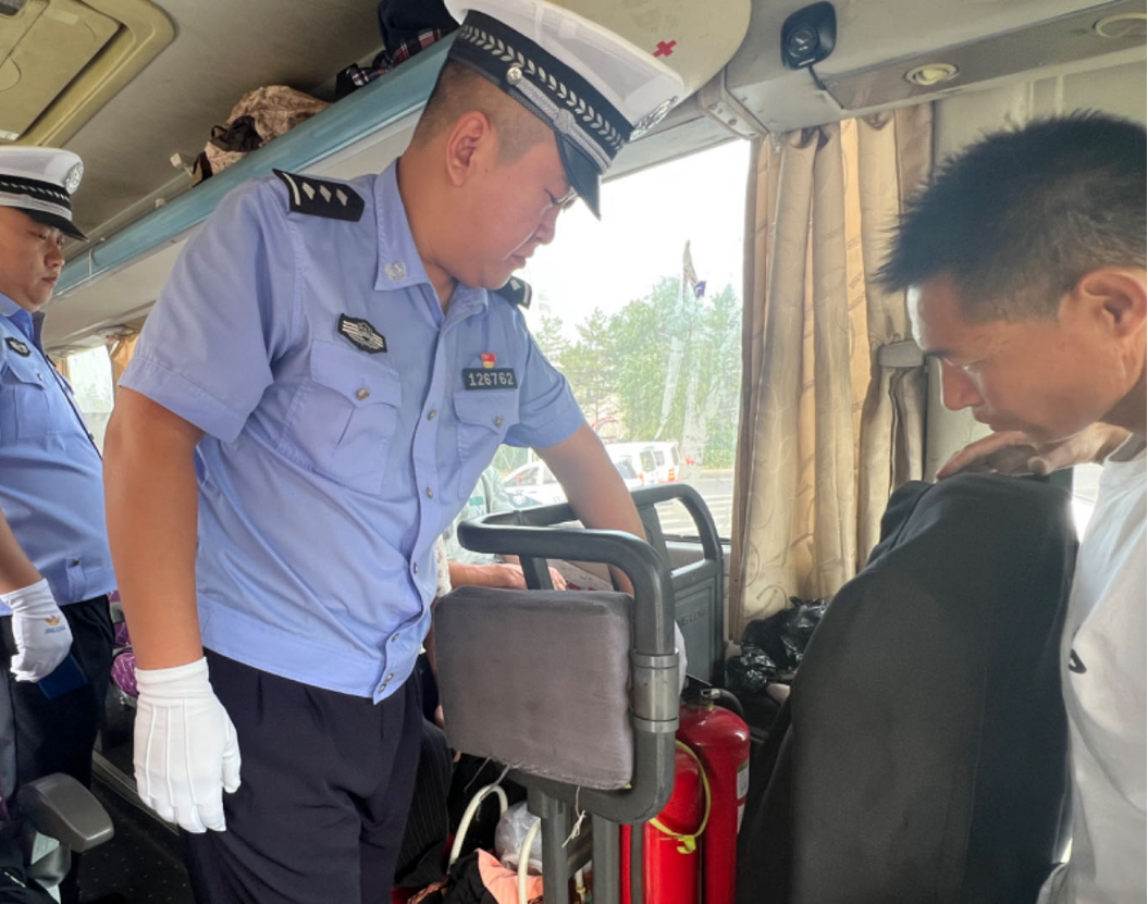 望奎交警大隊開展校車安全大檢查 護航平安往返校園路 圖片