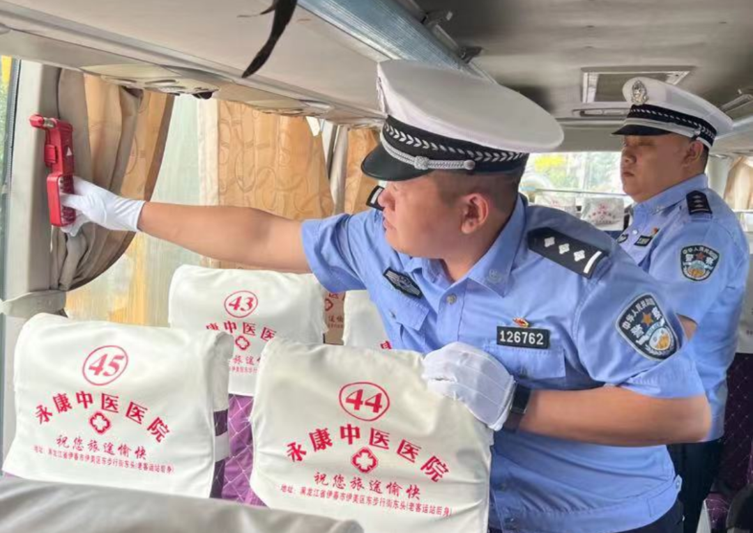 望奎交警大隊開展校車安全大檢查 護航平安往返校園路 圖片