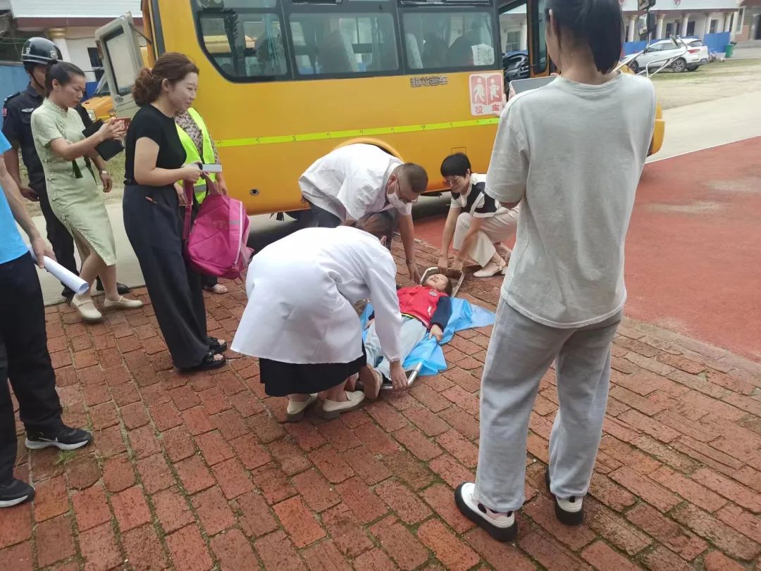 校車安全始于心 防患未然始于行——縣第四實驗小學大同校區開展校車交通安全應急演練 圖片