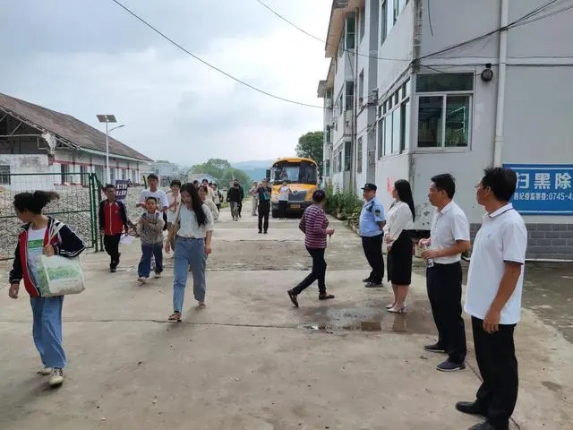 沅陵縣清浪鄉:嚴把校車安全關 全力護航上下學 沅陵縣清浪鄉:嚴把校車安全關 全力護航上下學