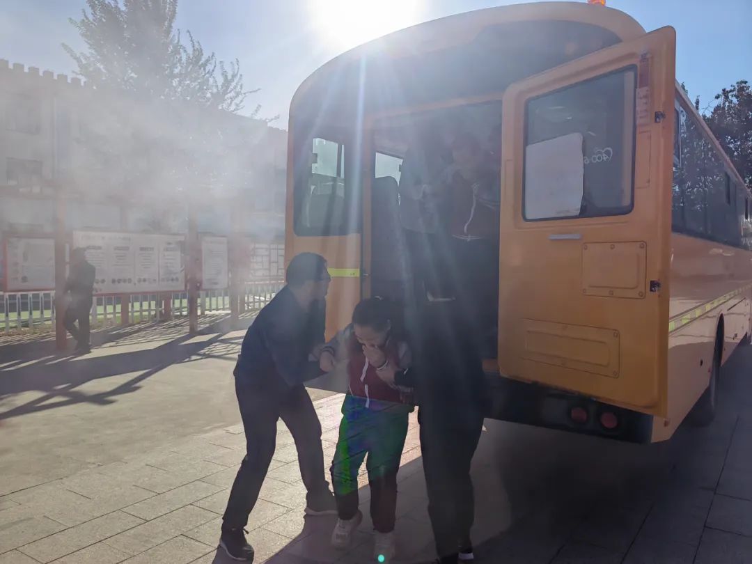 【平安校園創(chuàng)建】昌邑市教育和體育局組織開(kāi)展校車(chē)安全應(yīng)急演練活動(dòng) 圖片