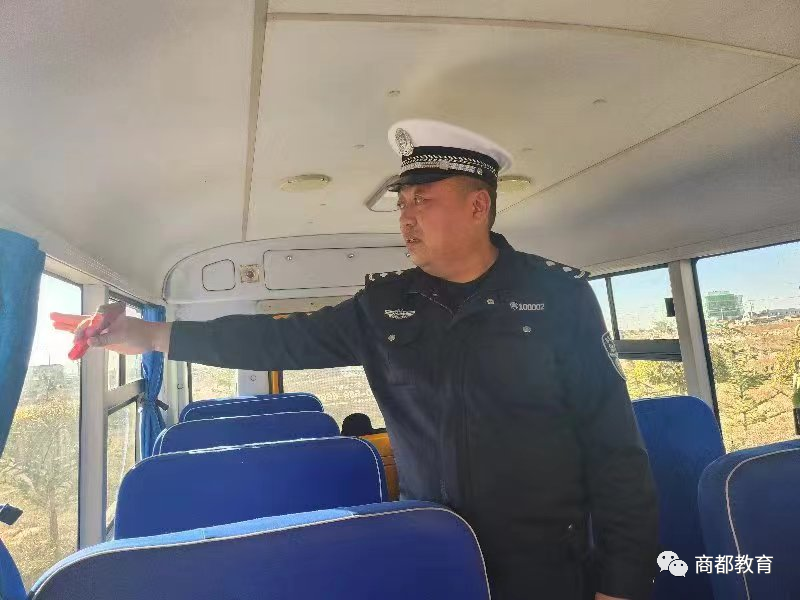 “警”“校”聯(lián)動 助力校車安全 圖片