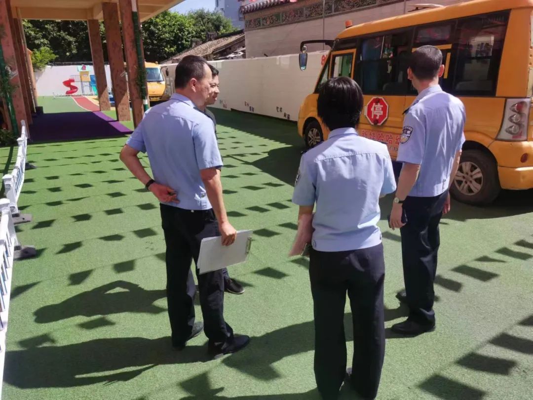 把好校車安全關(guān)!濠江交警走進(jìn)幼兒園開展校車安全檢查 圖片